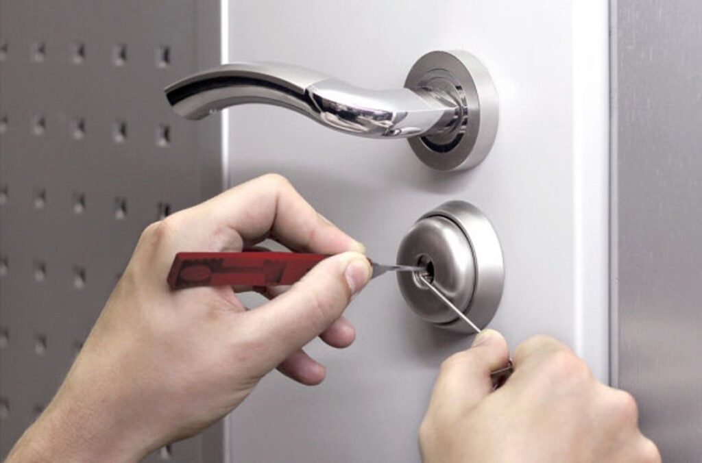 Вскрытие дверных замков